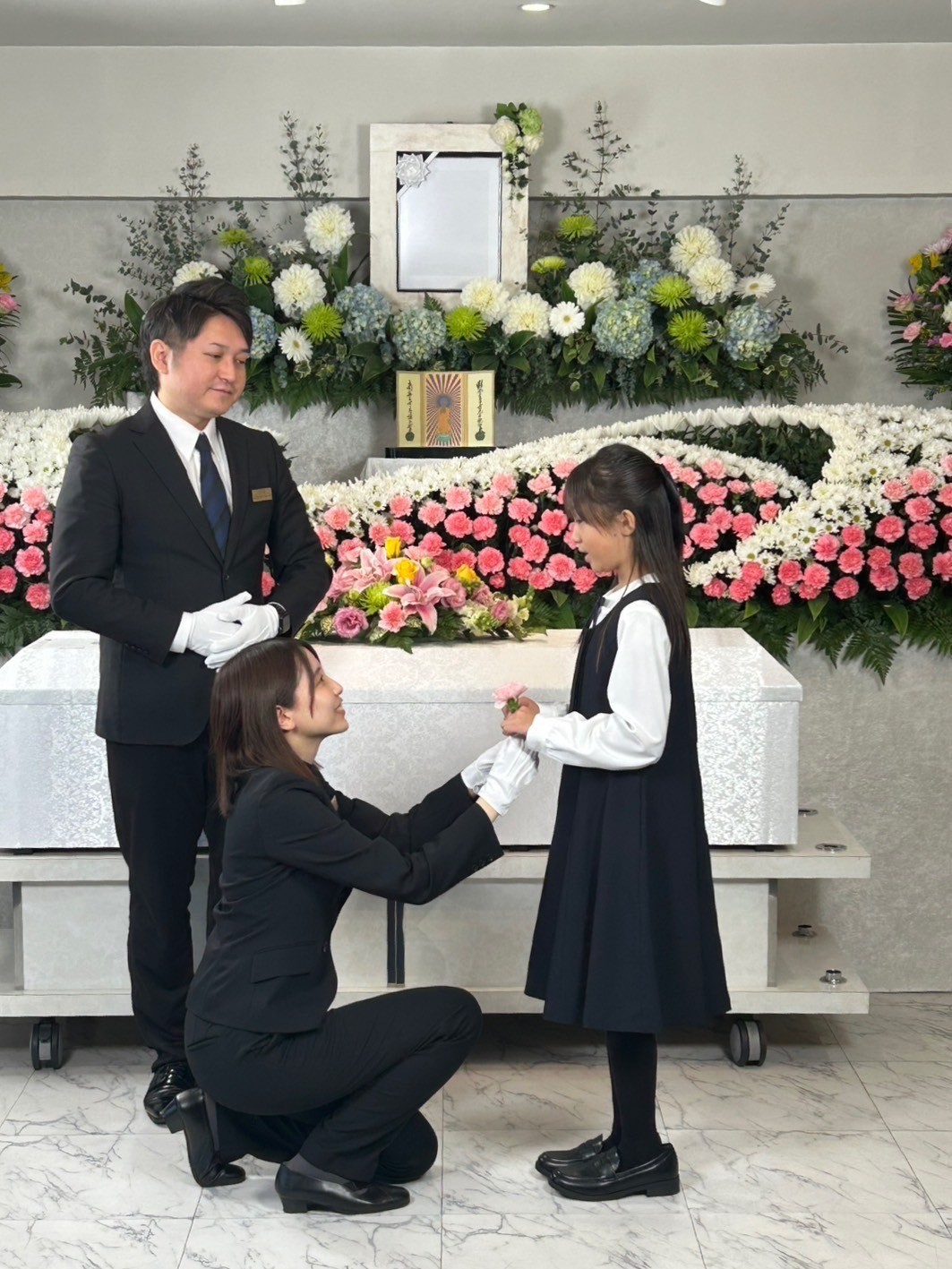 ご家族に寄り添う葬儀スタッフのイメージ